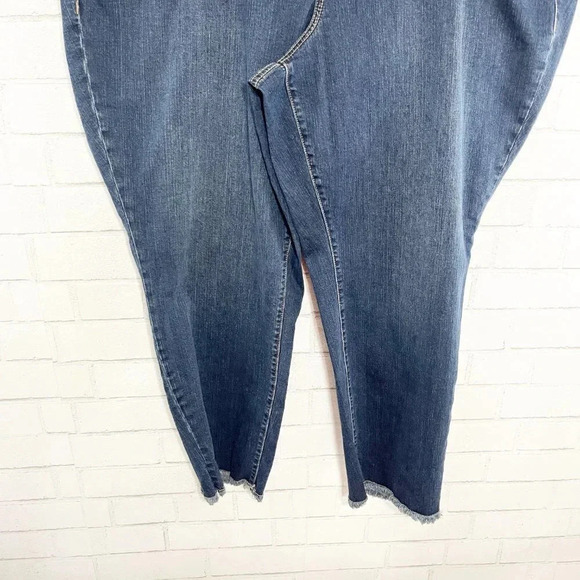 Torrid Dark Wash High Rise Raw Hem Boyfriend Cropped Jeans Women's Plus Size 24 - Picture 4 of 8